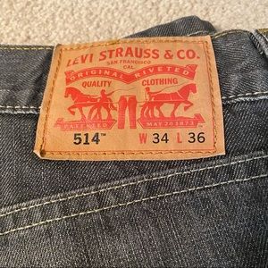Men’s Gray Levi’s jeans.